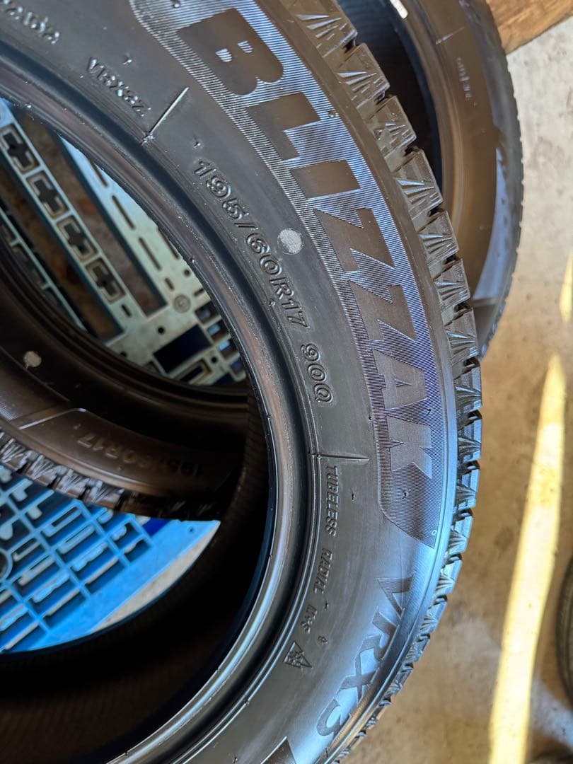 タイヤ・ホイール (327)(2)195/60R17BRIDGESTONE BLIZZAKVRX3