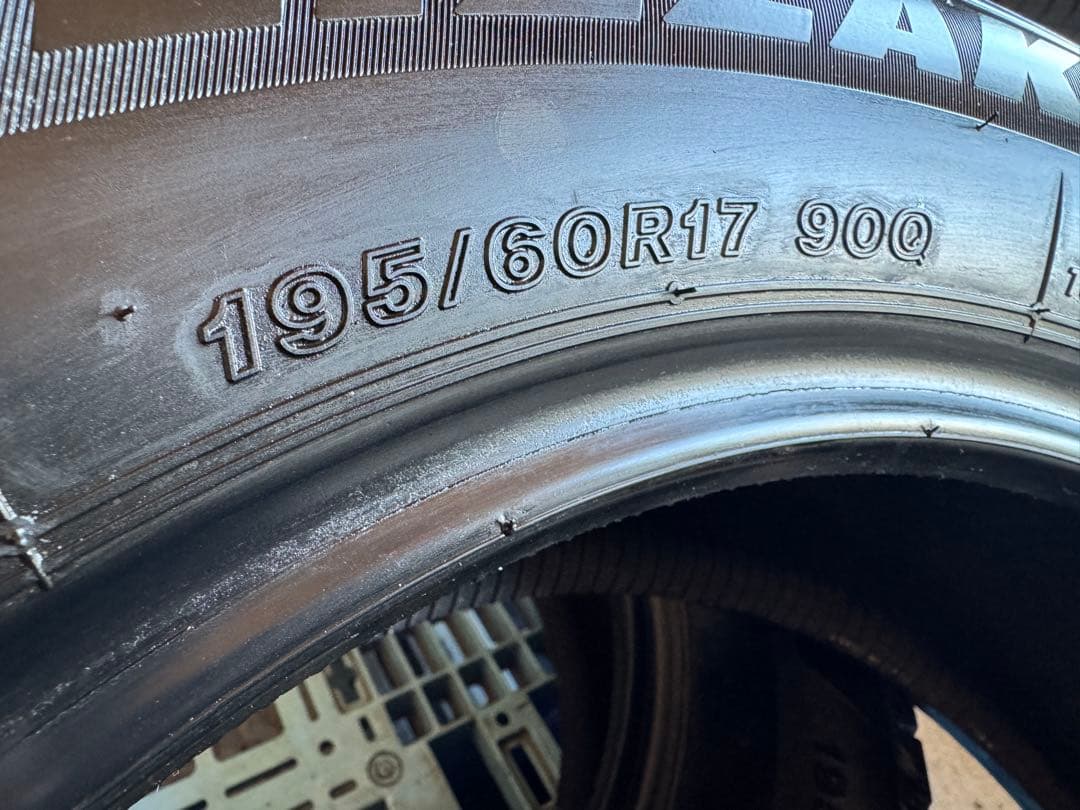 タイヤ・ホイール (327)(2)195/60R17BRIDGESTONE BLIZZAKVRX3