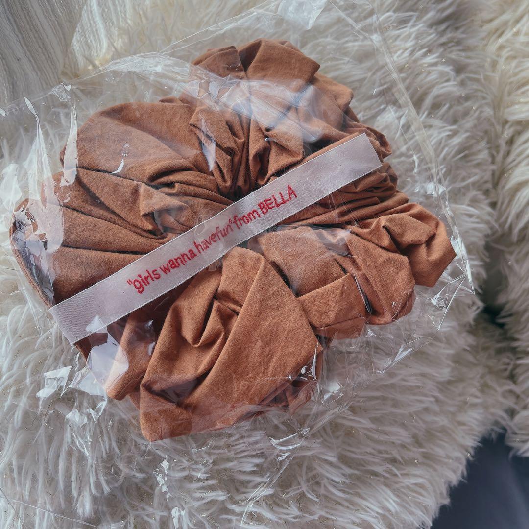 BELLA シュシュ　ベージュ新品未使用