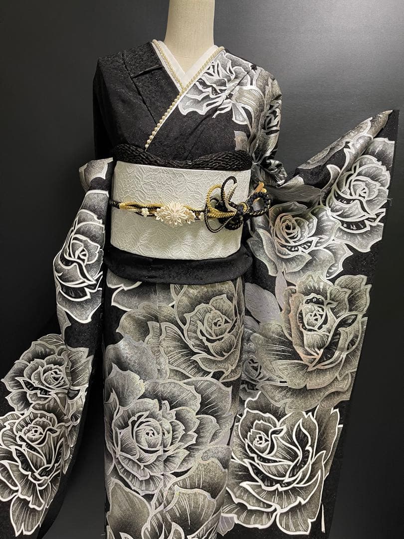 豪華絢爛金彩振袖【振袖・訪問着に◆薔薇】薔薇 黒 銀 白