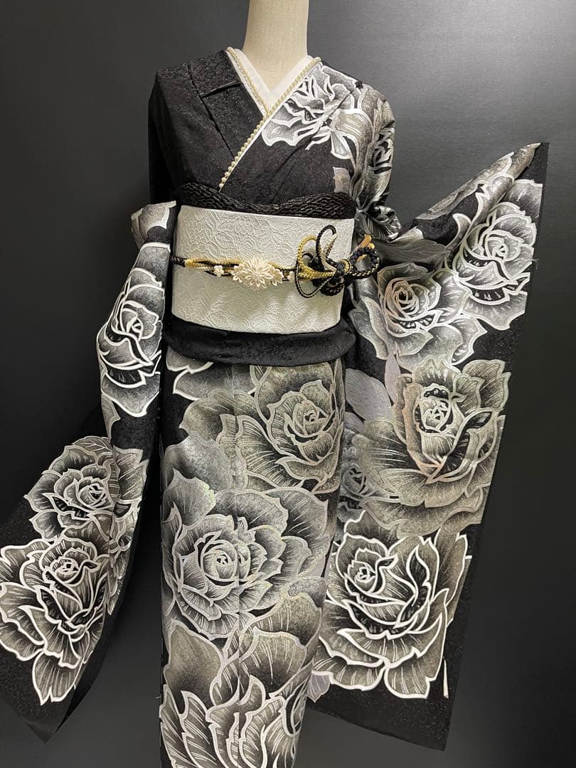 豪華絢爛金彩振袖【振袖・訪問着に◆薔薇】薔薇 黒 銀 白