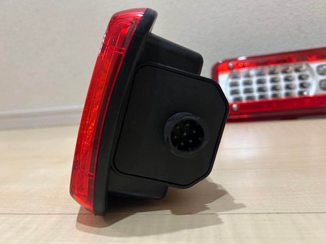 UD純正 ボルボ LEDテールランプ 左右セット 新車外し VIGNAL製