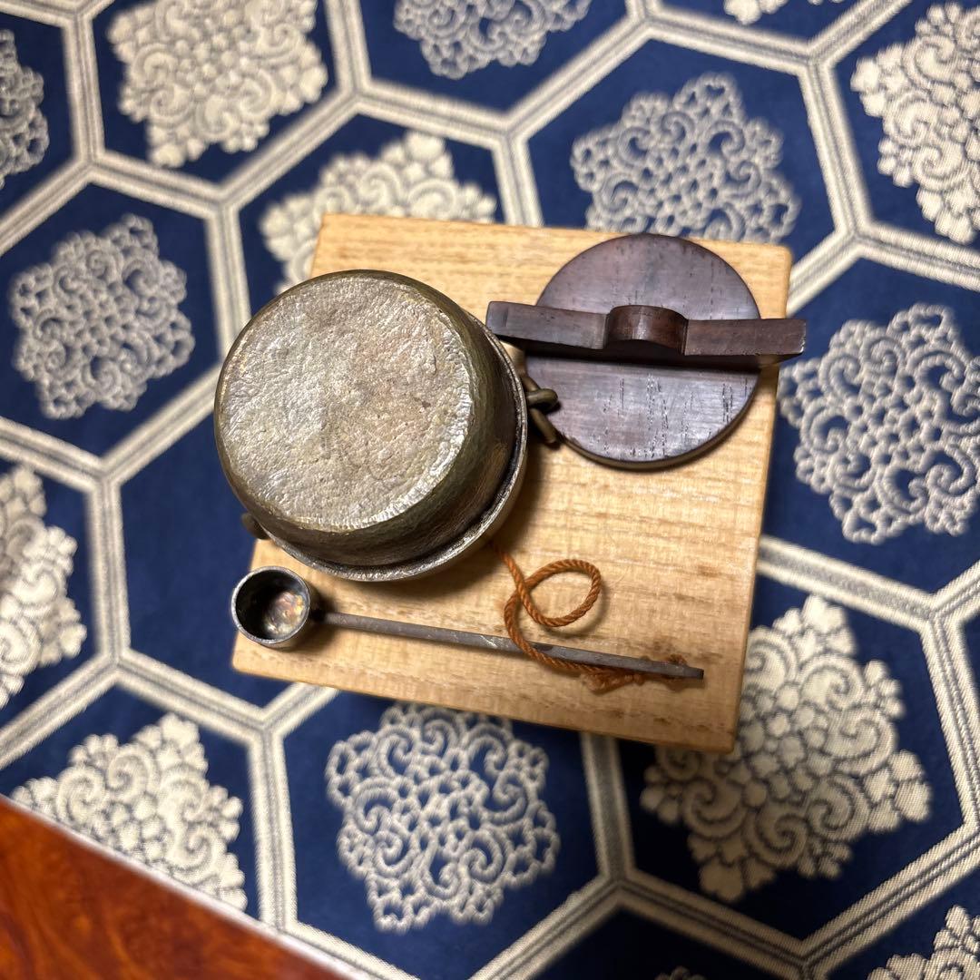 鶴彫刻の金属製器とスプーンセット