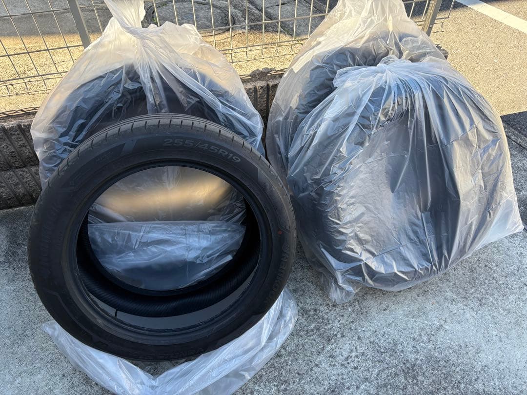 テスラ モデルY 純正タイヤ 255 45R 19 TESLA model Y