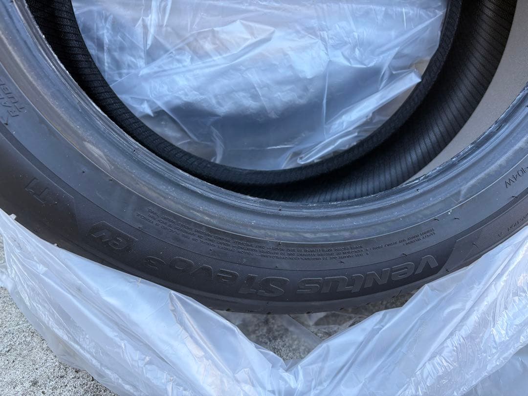 テスラ モデルY 純正タイヤ 255 45R 19 TESLA model Y