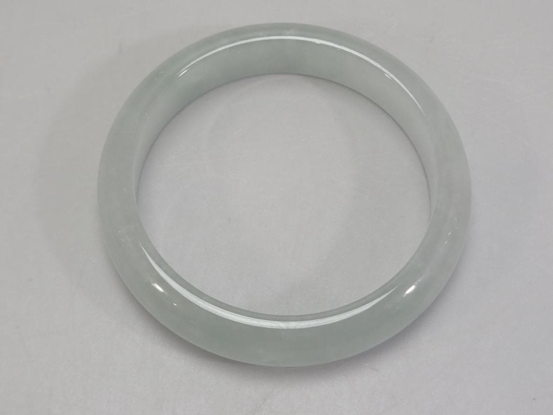 翡翠製 淡い緑色バングル