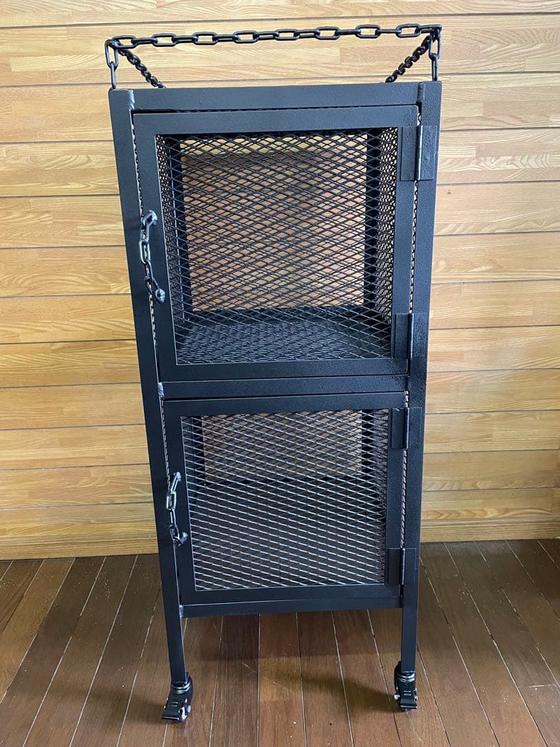 3段棚扉付きアイアン家具　アイアンラック　植物棚　　コレクション棚　多目的棚