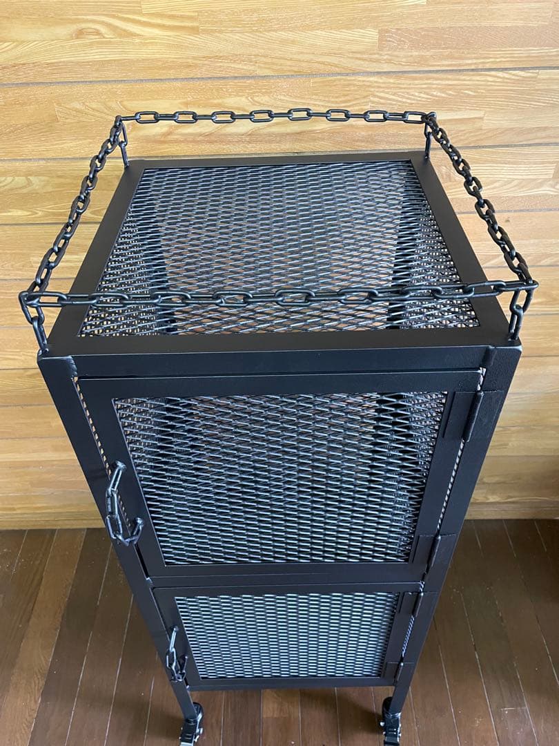 3段棚扉付きアイアン家具　アイアンラック　植物棚　　コレクション棚　多目的棚