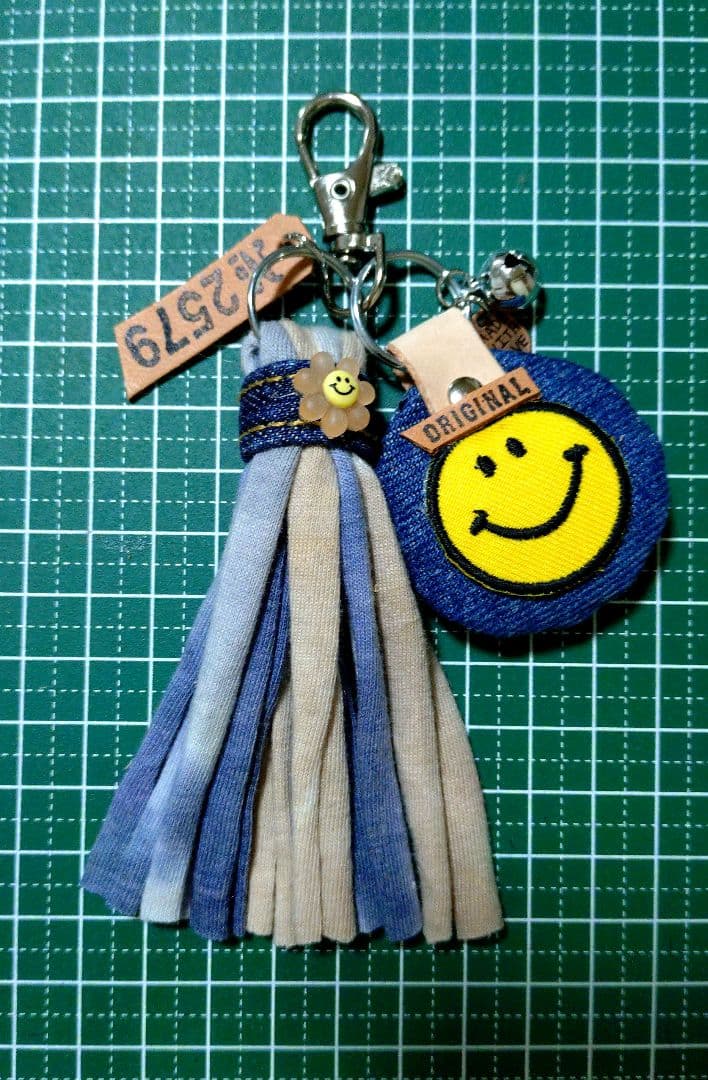 デニムリメイク☆クッションチャーム☆スマイル☺️☆タッセル付き❢