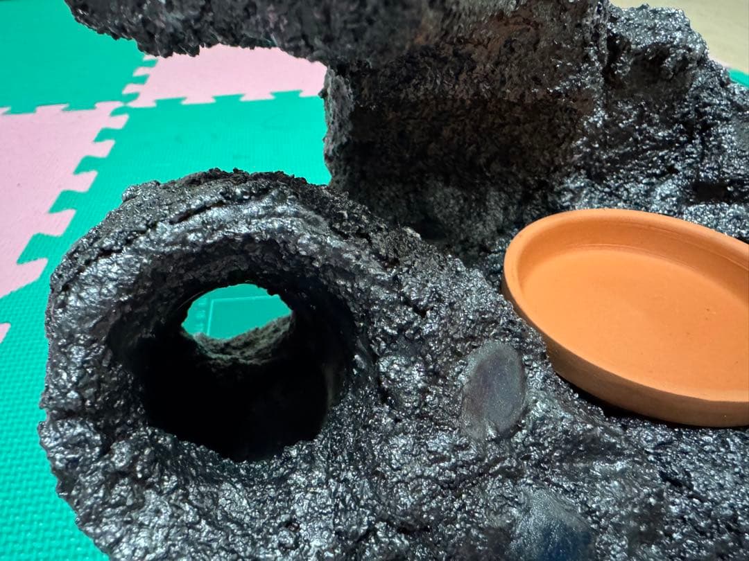 新春セール！！手作り爬虫類シェルター（ゴツゴツ岩感・陶器埋め込み）