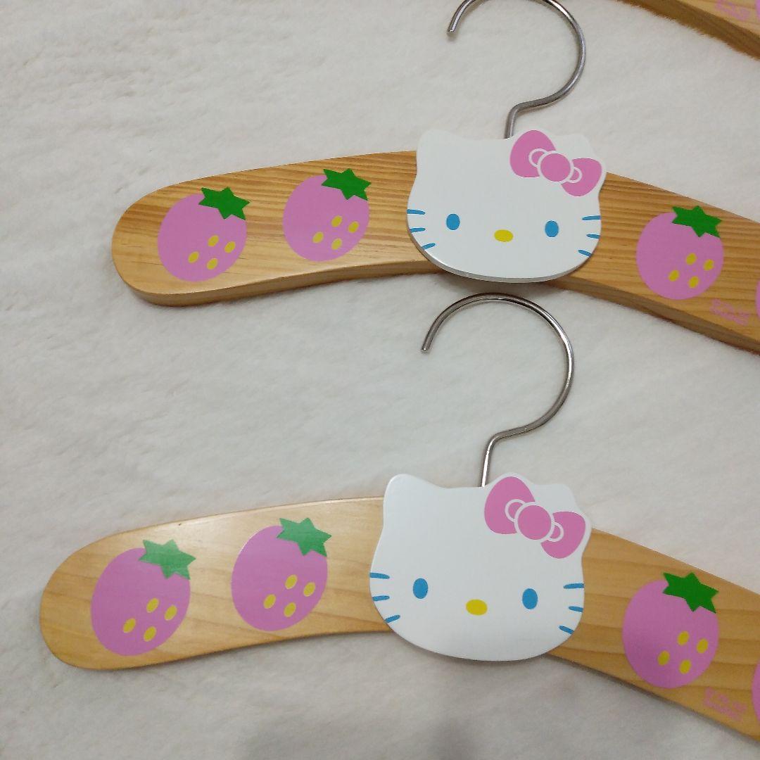 サンリオ　ハローキティ　木製ハンガー　2002年　いちご　3個