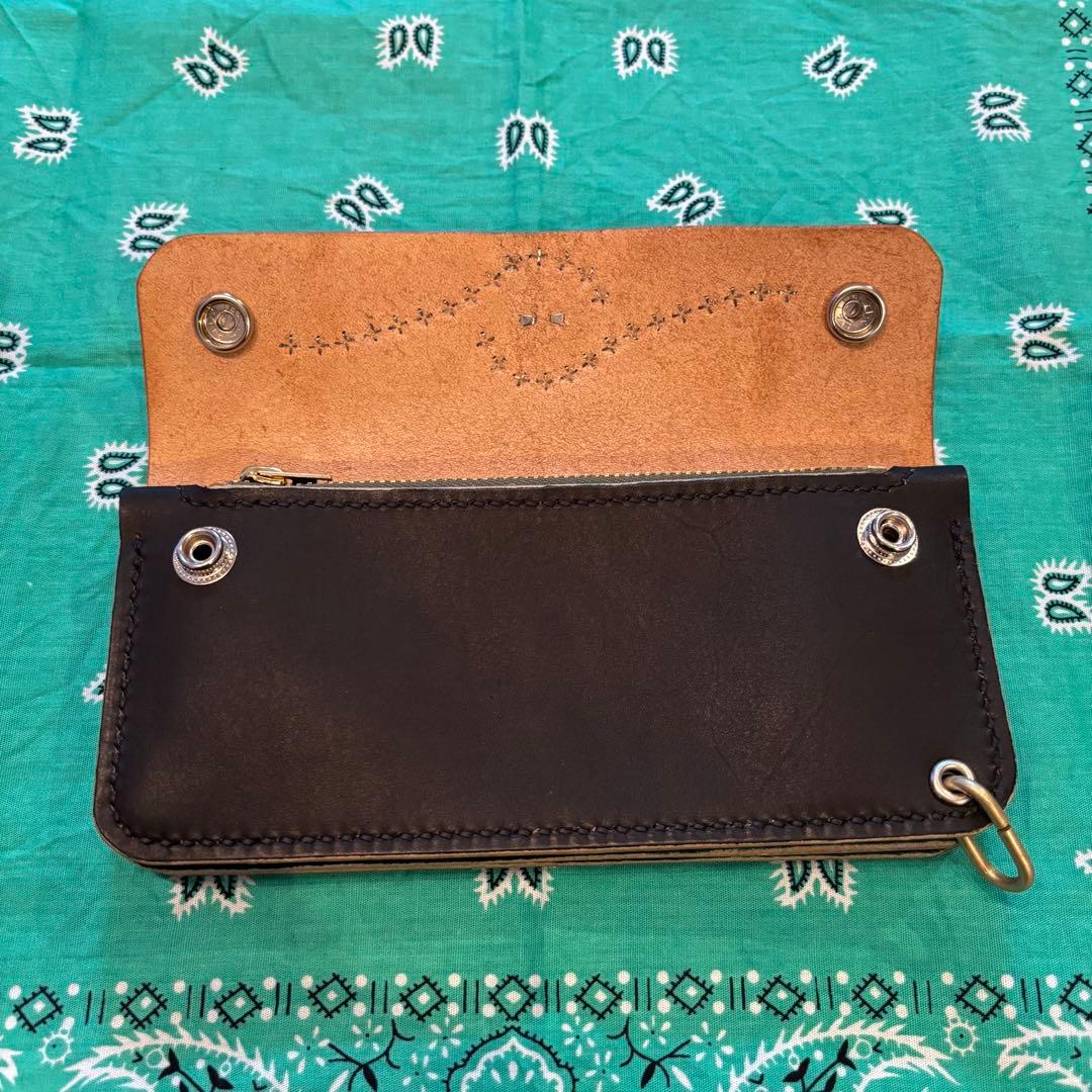 トラッカーウォレット　三層　ハンドメイド　牛ヌメ革　丘染め　生成り茶芯　スタッズ