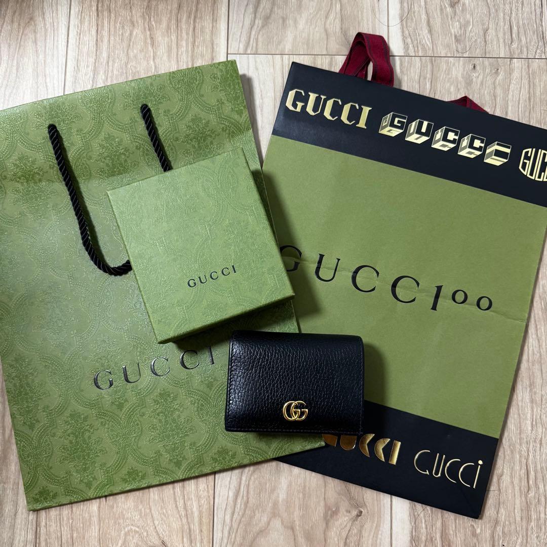 GUCCI 黒レザー二つ折り財布 GGロゴ付き