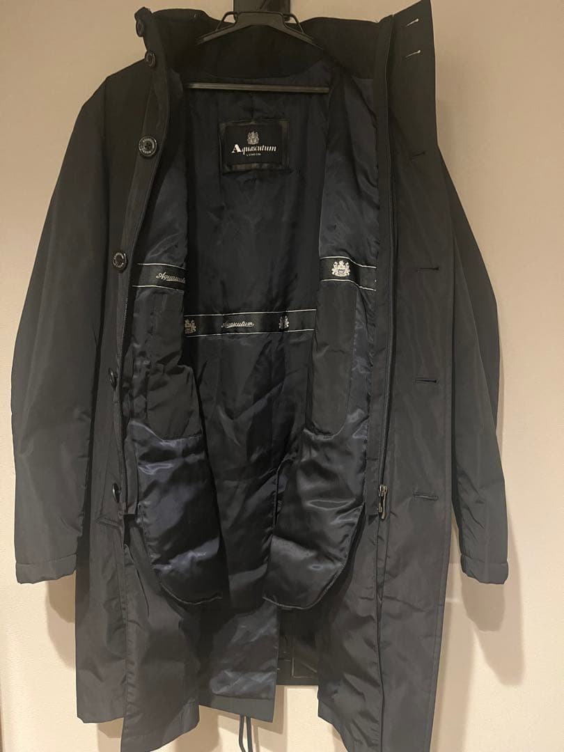 アクアスキュータム　ブラック ステンカラーコート ダウンライナー付き