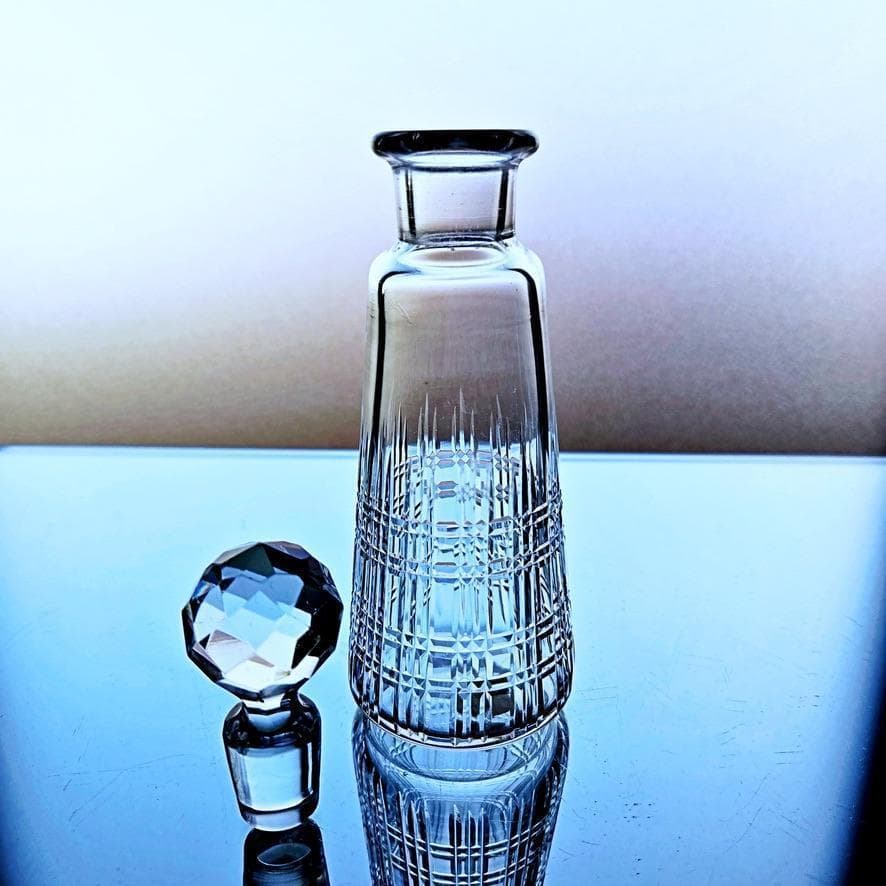 輝くオールドバカラ 格子柄の香水瓶 1936年以降
