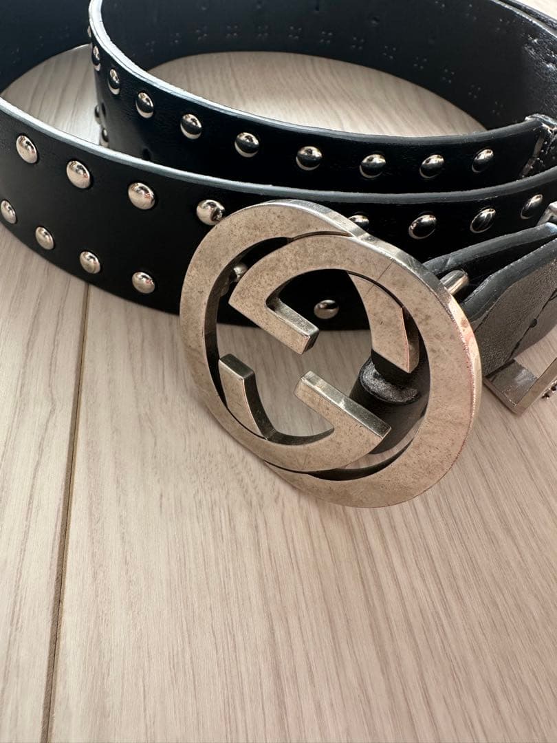 GUCCI スタッズ付きブラックレザーベルト