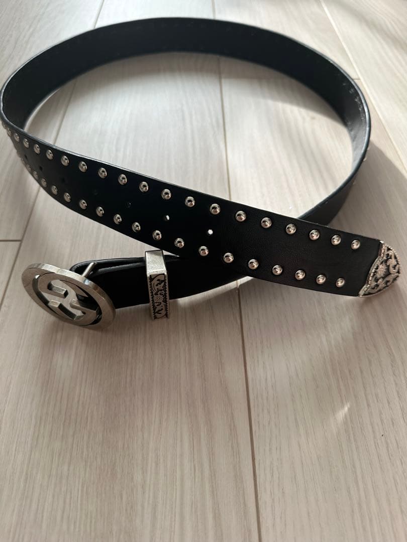GUCCI スタッズ付きブラックレザーベルト
