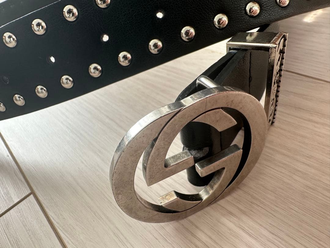GUCCI スタッズ付きブラックレザーベルト