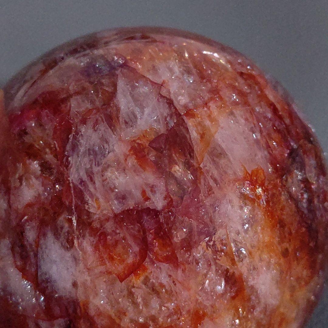 虹まみれ♡　レッドファイアクォーツ　スフィア　丸玉　天然石　台座付き　6.8cm