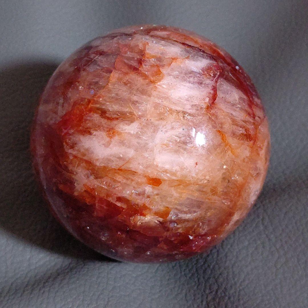 虹まみれ♡　レッドファイアクォーツ　スフィア　丸玉　天然石　台座付き　6.8cm