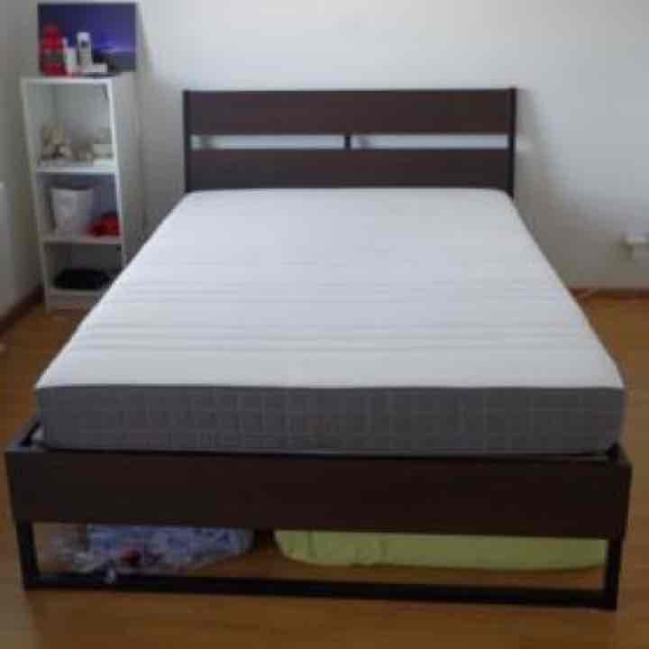 ベッドフレーム、棚 (ikea)