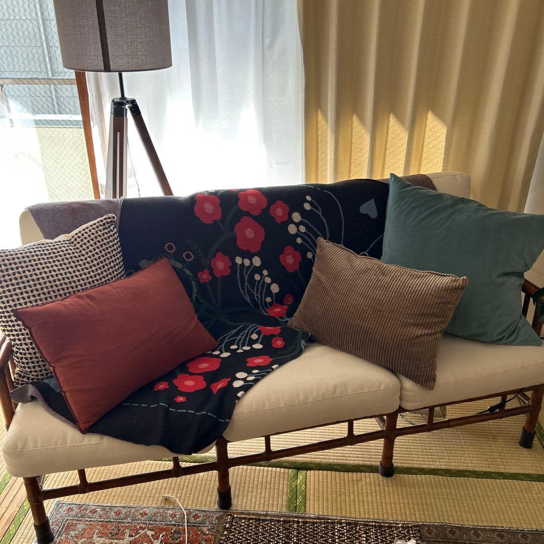 ラタンソファ　クッション付き　多少汚れあり　馬場クリーム色の2人掛けソファ