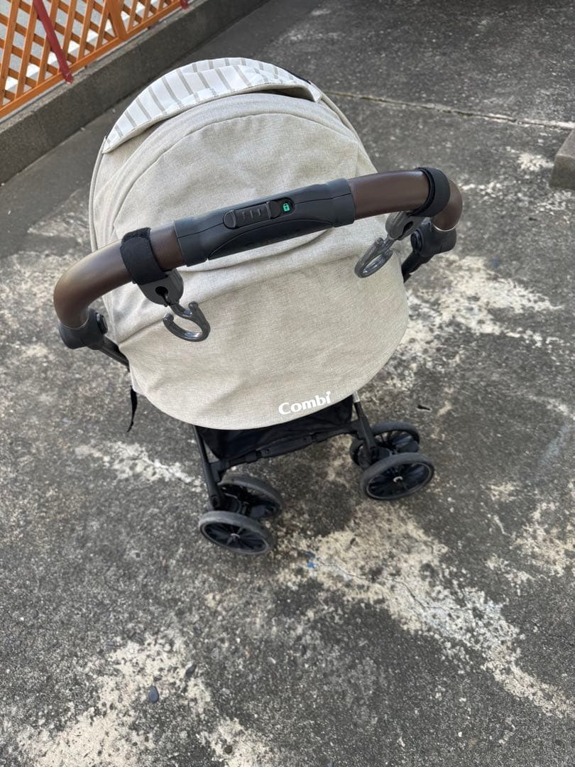 Combi 折りたたみ式ベビーカー