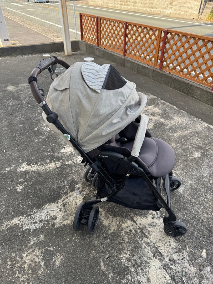 Combi 折りたたみ式ベビーカー