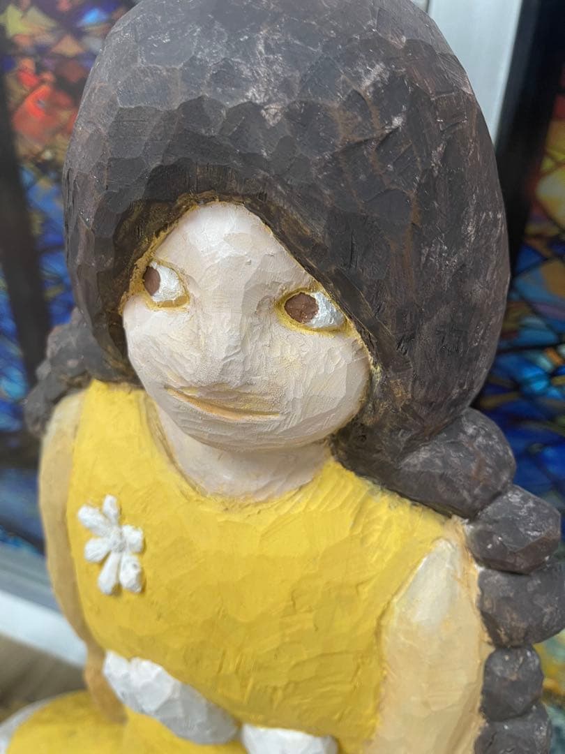 手彫り木製人形 黄色 花飾り