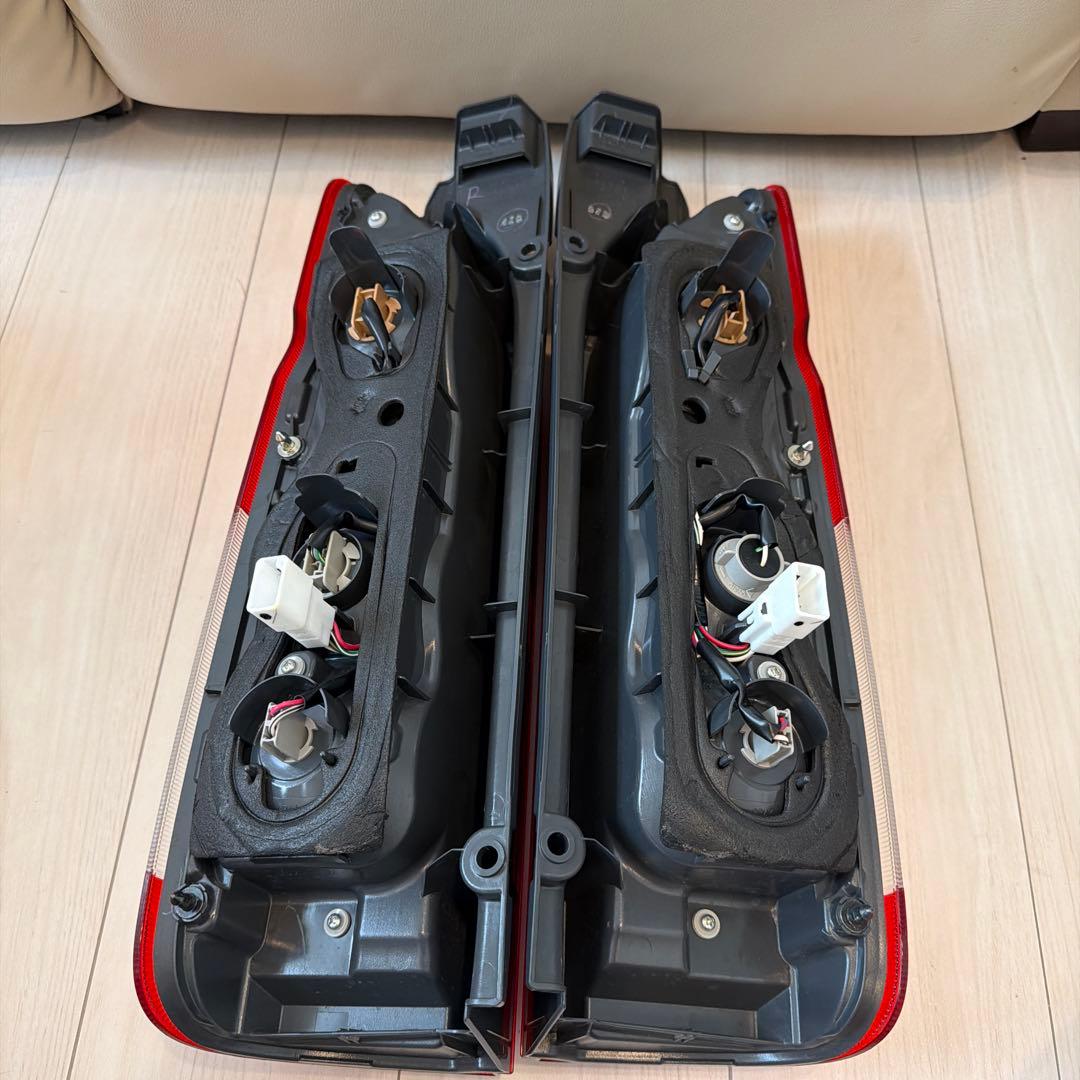 トヨタ　ハイエース　レジアスエース　テールライト 左右セット レッド クリア