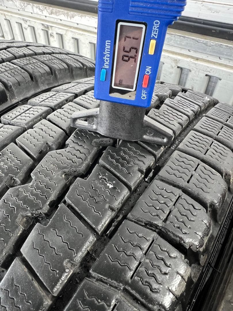 ちびひろくん専用スタッドレス175／75R15 103／101L LT深溝