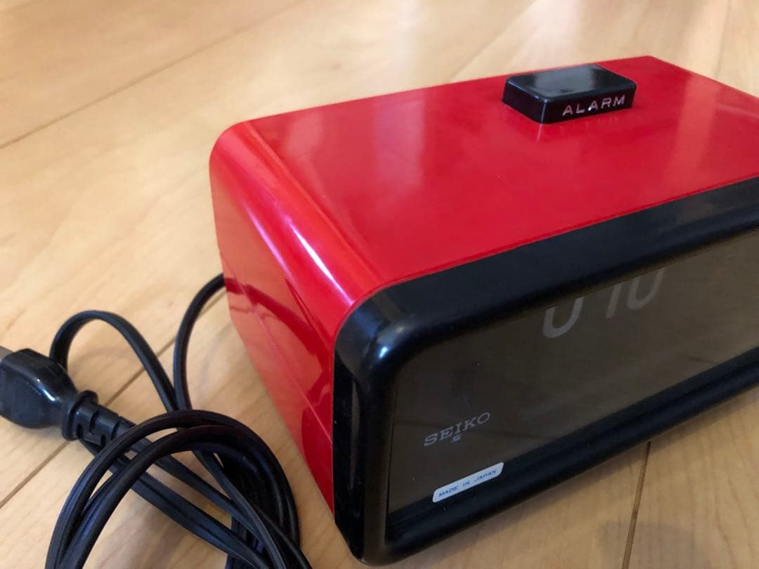 極美品\"1979レトロ'SEIKO 赤バタバタ＃置時計、日本製