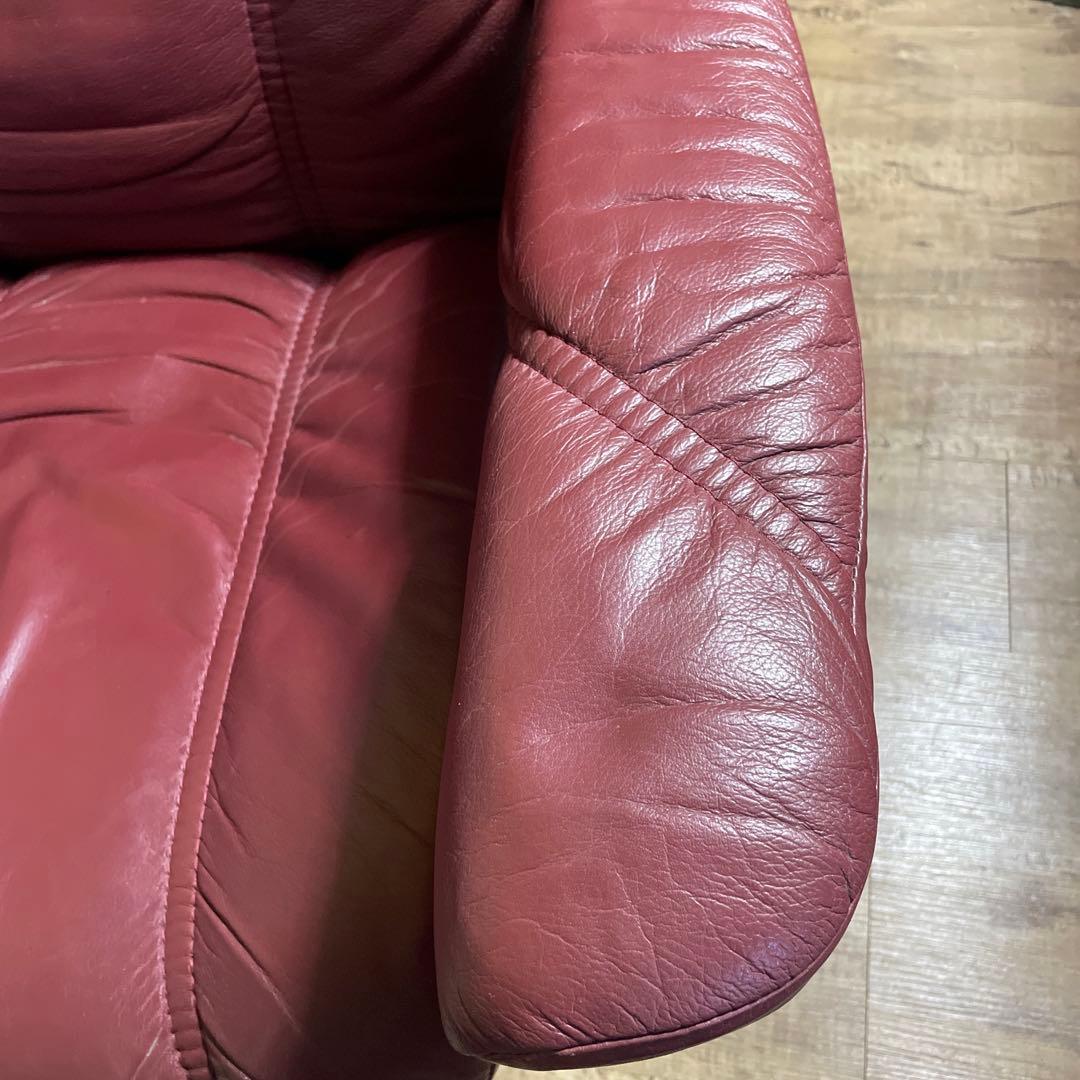 Ekornes 赤いリクライニングチェアとオットマン①