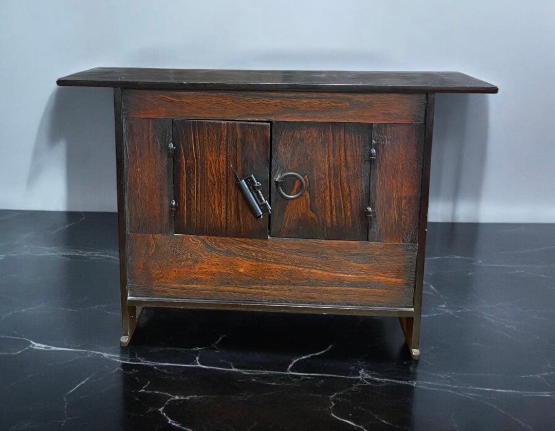 雰囲気のよいアンティーク家具★飾り棚　箪笥　時代物の錠前付き