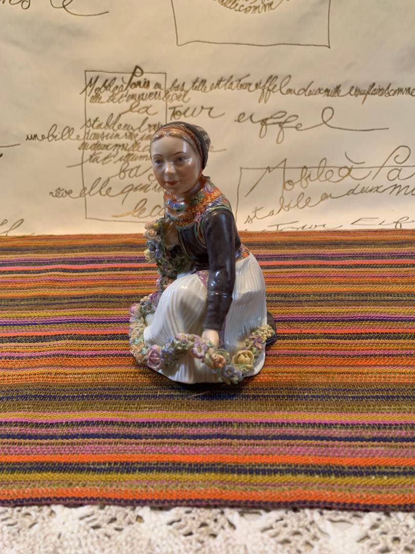 ロイヤルコペンハーゲン　アンティーク　レア民族衣装シリーズの女の子フィギュリン！