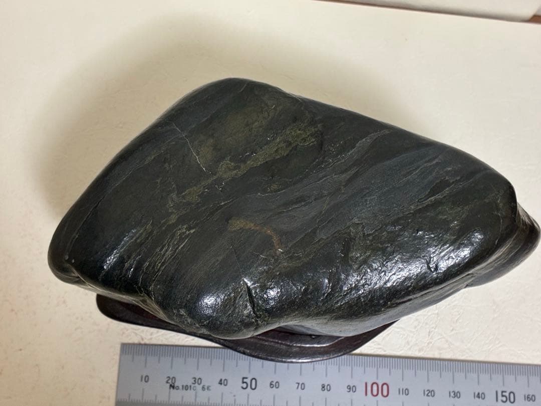 北海道神居古潭石AD 真黒　木製台座付き