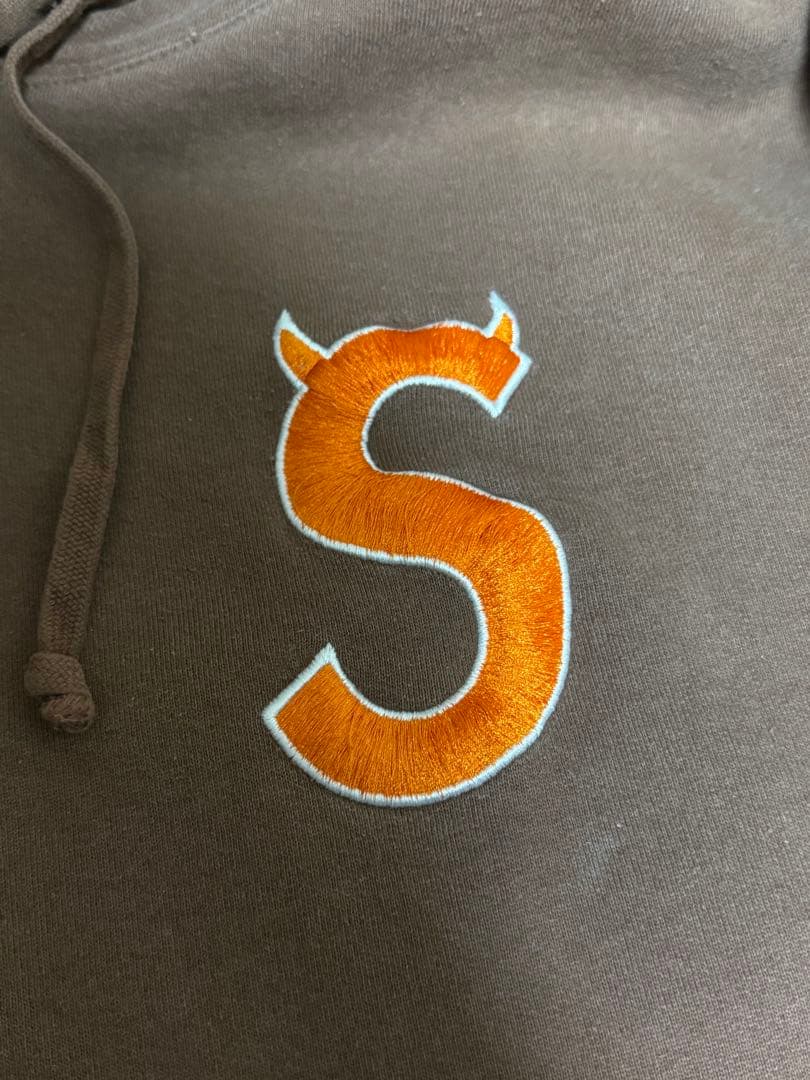 堀米雄斗着用　supremeツノロゴパーカー　ブラウン