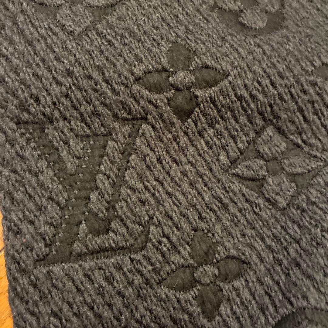 ルイヴィトン　濃いグレー　ロゴ入り マフラー