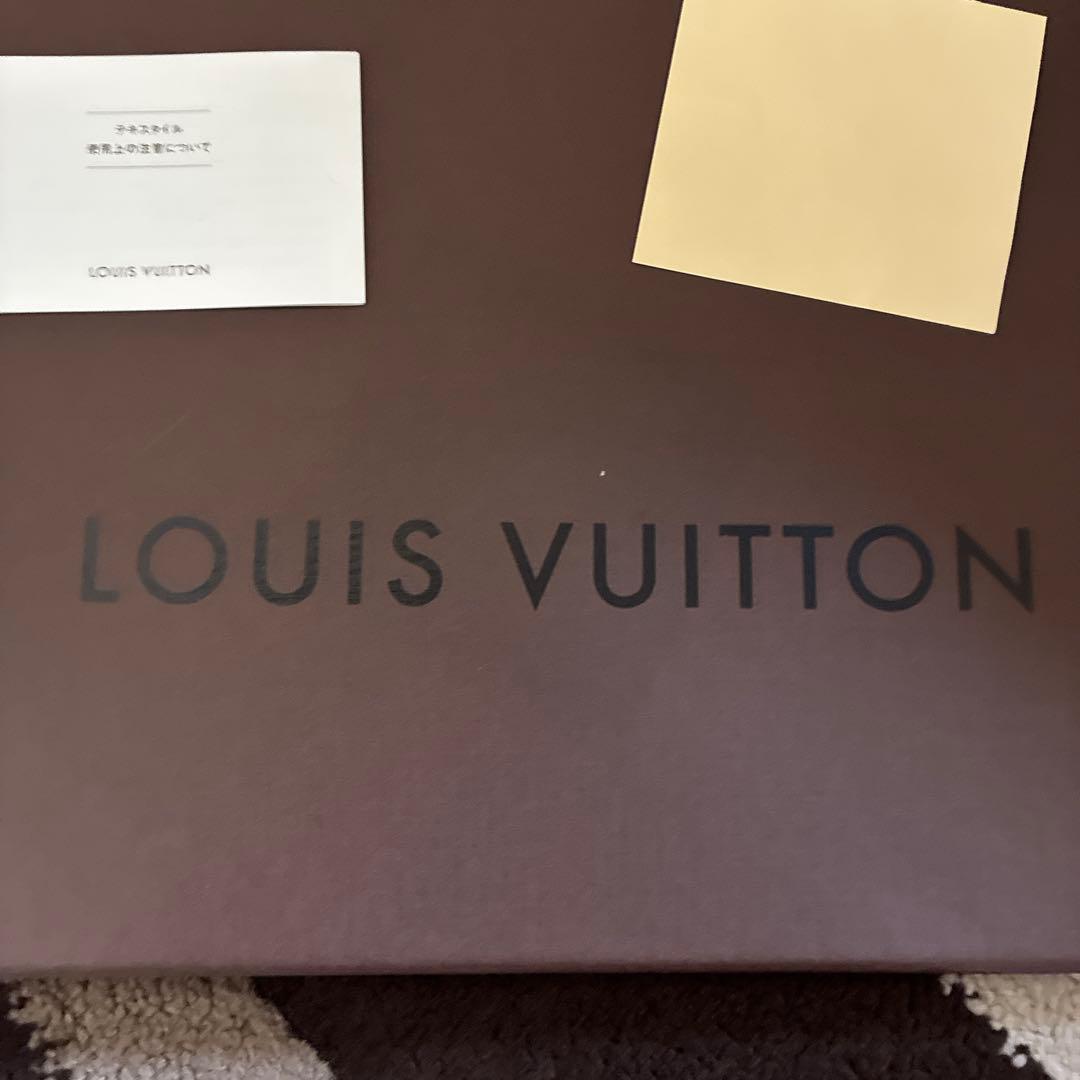 ルイヴィトン　濃いグレー　ロゴ入り マフラー