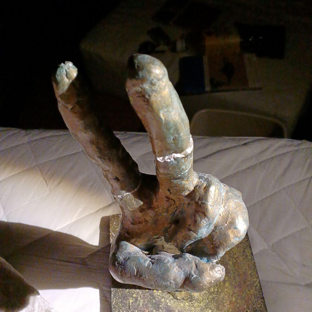 中学の時作った手の彫刻ピースが特徴