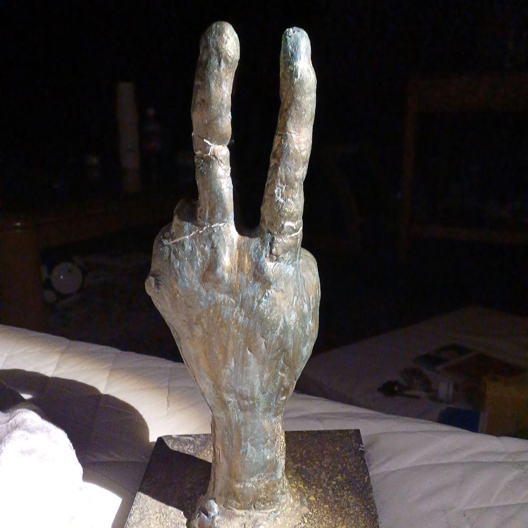 中学の時作った手の彫刻ピースが特徴