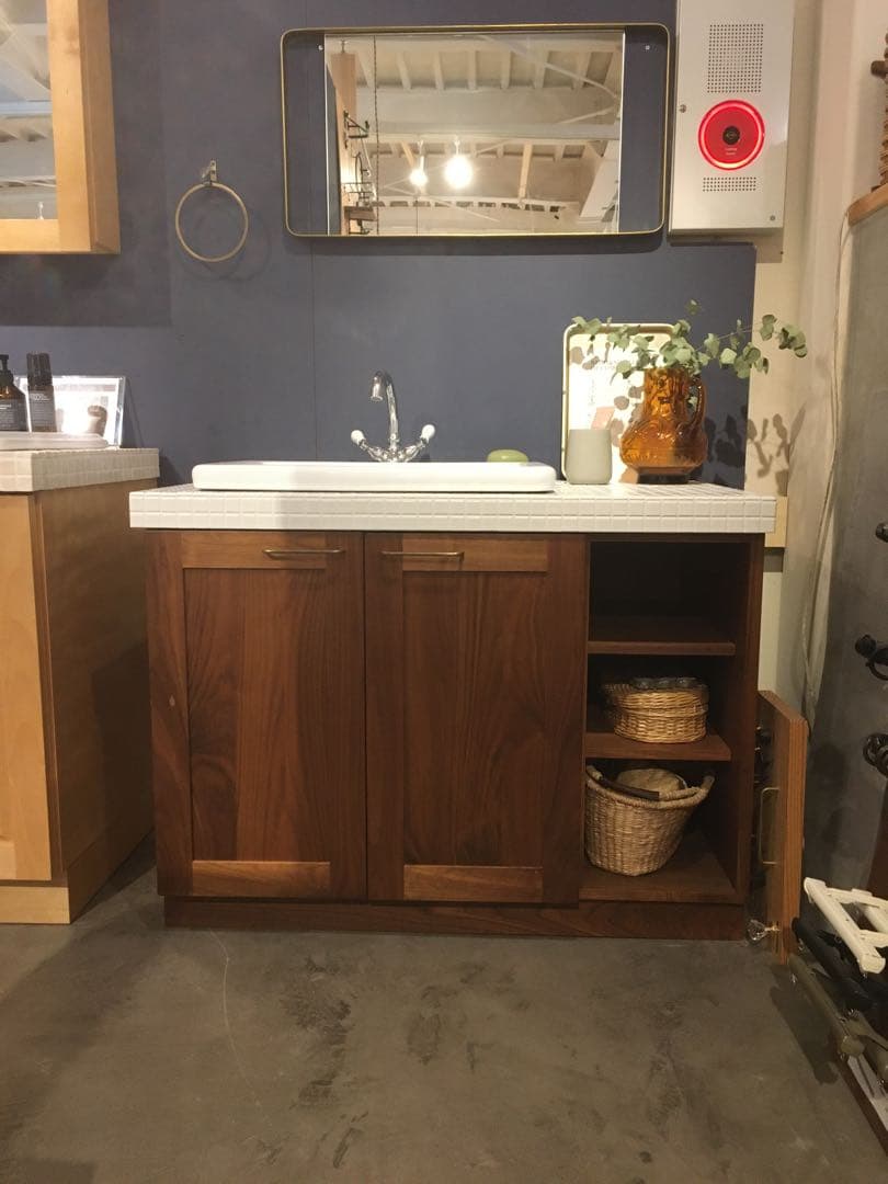 ウォールナットの洗面台/タイル天板・左壁付け仕様