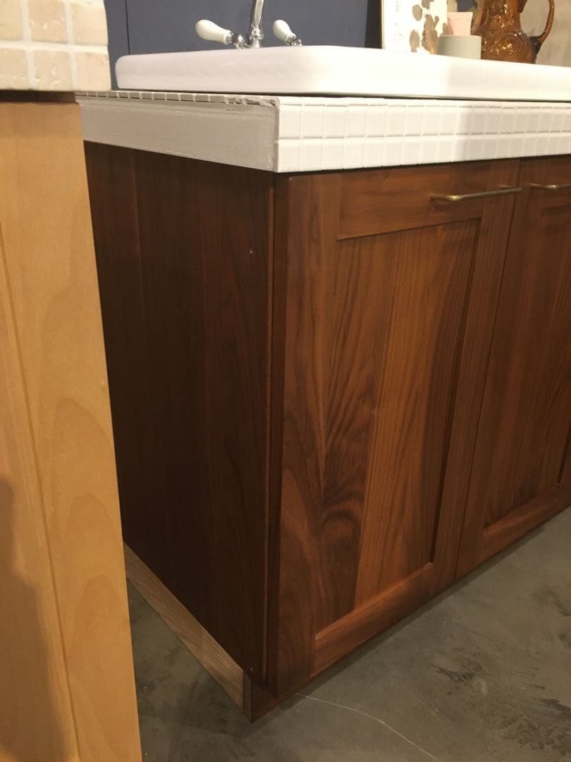 ウォールナットの洗面台/タイル天板・左壁付け仕様