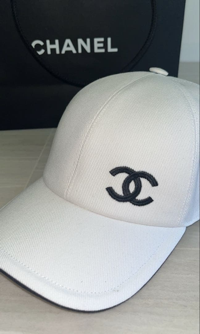 【早い者勝ち激安】CHANEL キャップ 白×黒 ロゴ刺繍