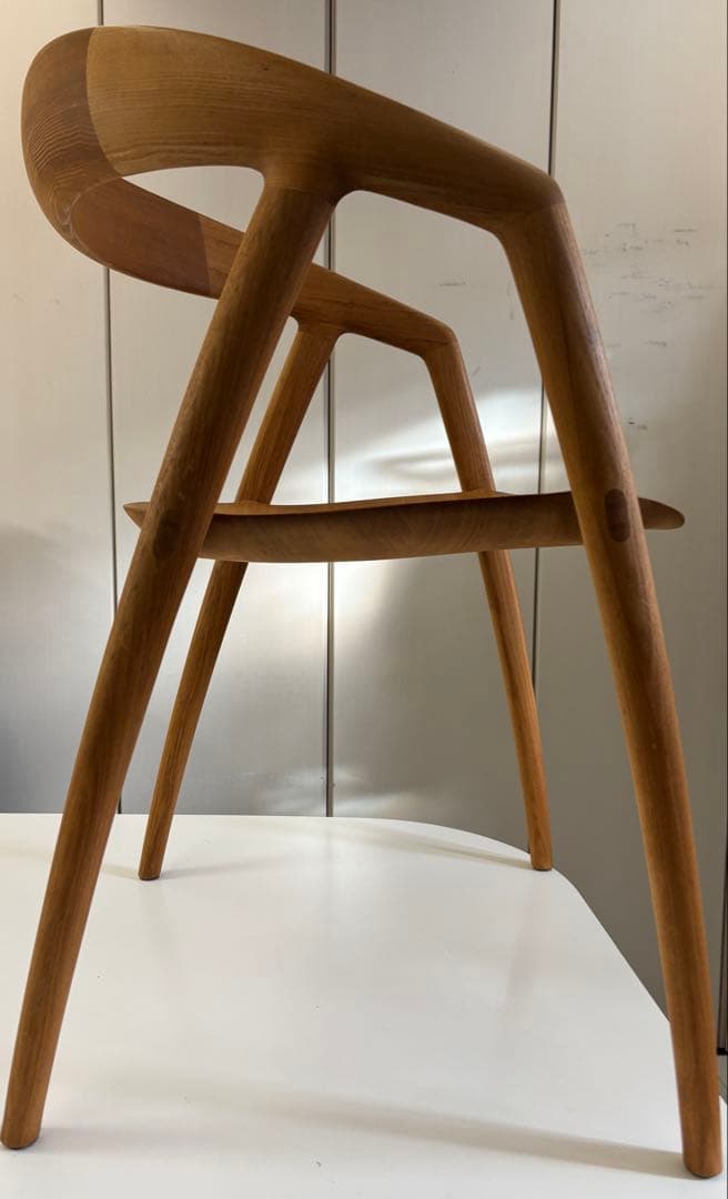 宮崎椅子製作所　DC09 定価　165,440円～（税込）　材質不明です