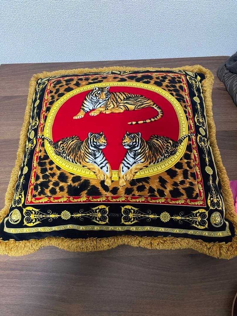 VERSACE ヴェルサーチ ベルベット タイガー クッション