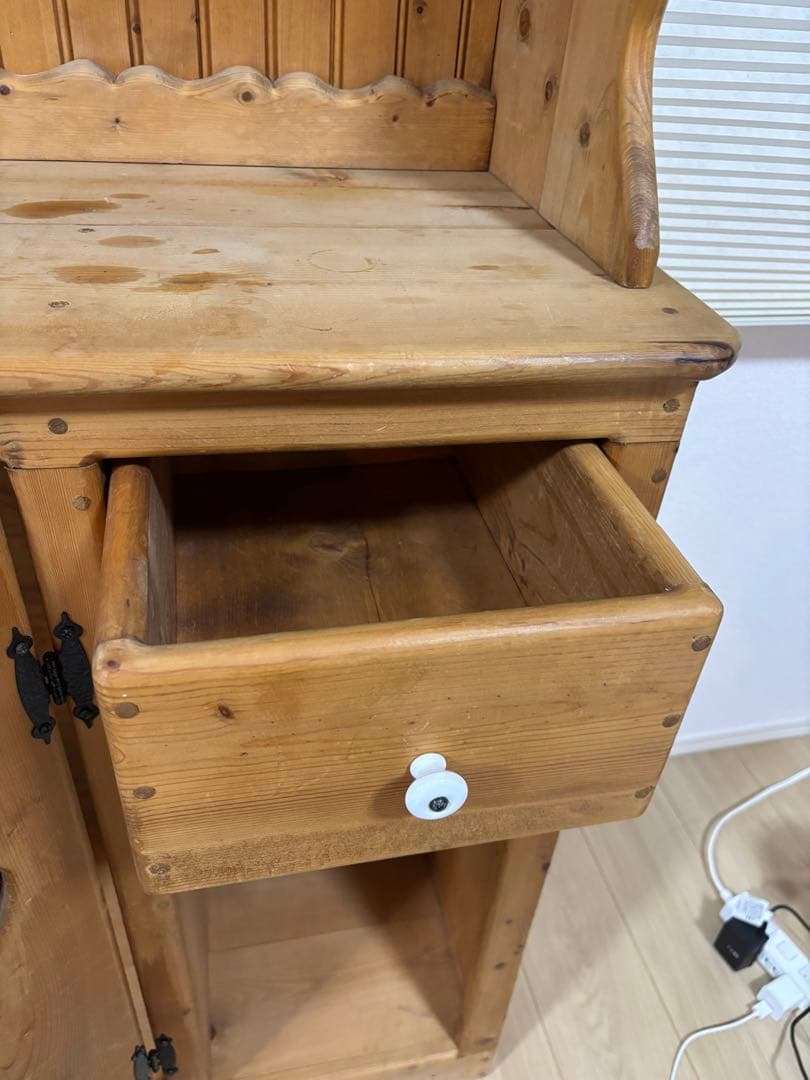 カントリー風木製シェルフ ハート型扉付き