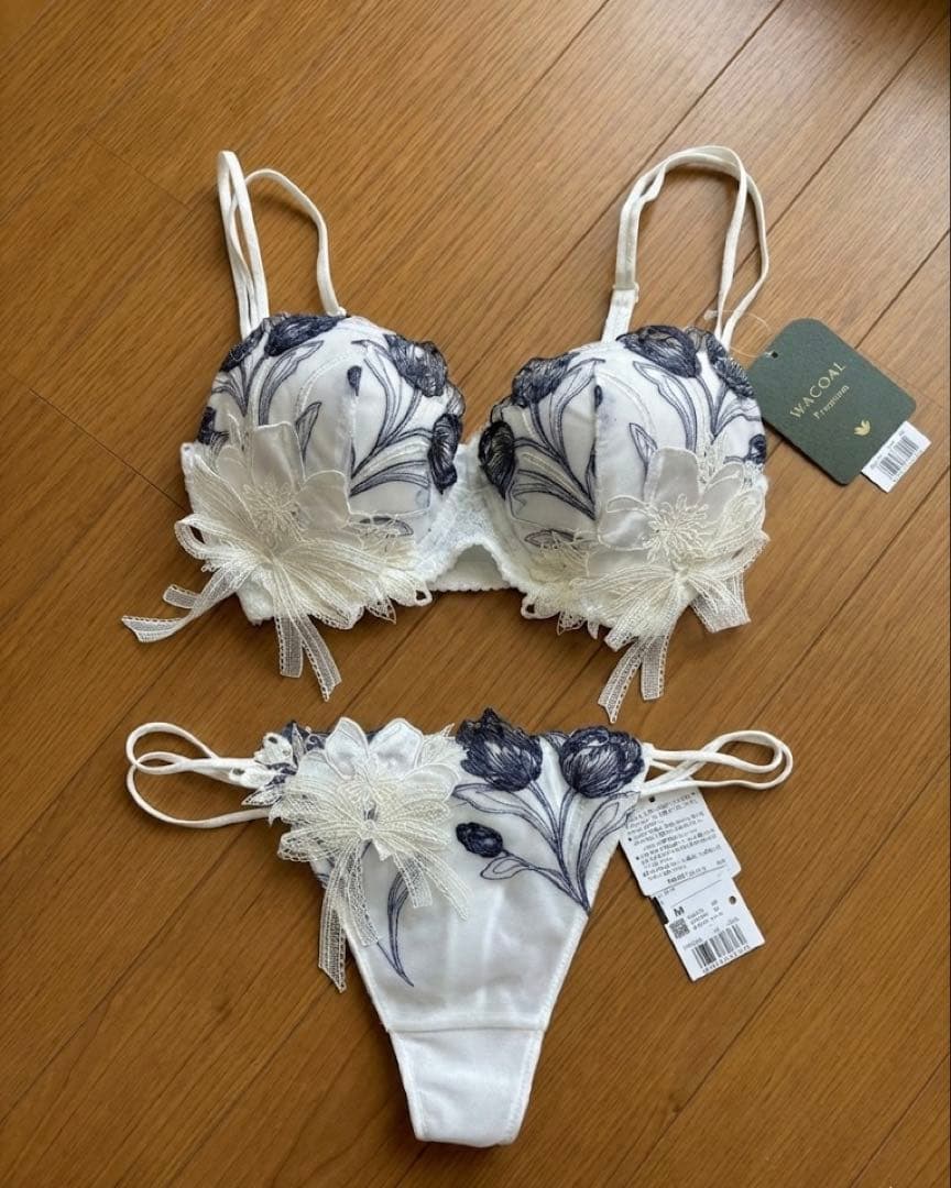 土日値下げ！ワコールプレミアム ブラショーツセット E65 M 新品 タグ付き