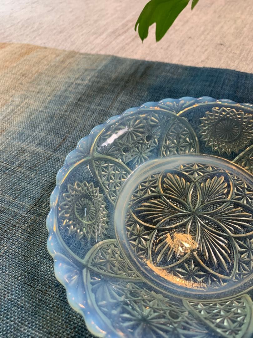 大正〜昭和初期　プレスガラス　乳白ぼかし　 和ガラス　コレクターもの。