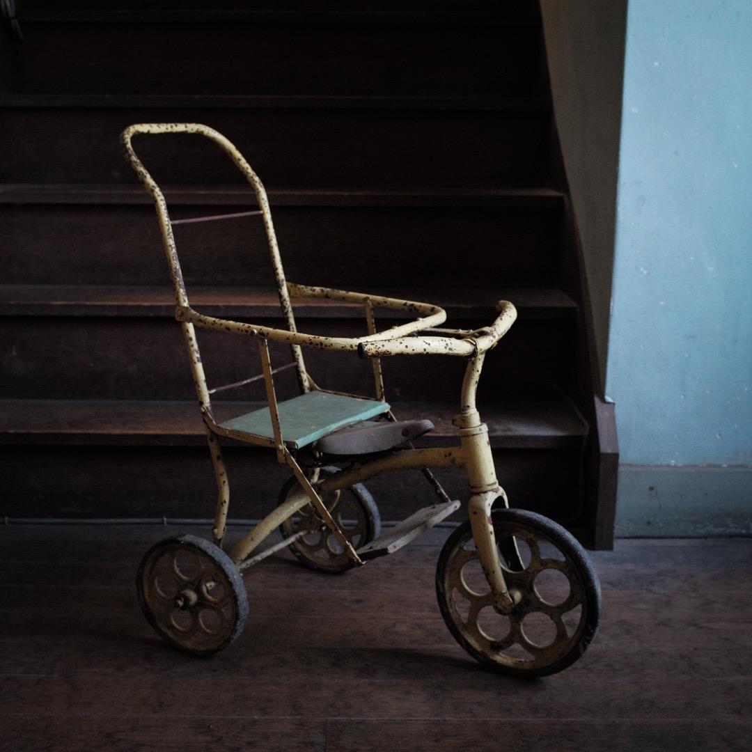古いペンキ塗りの鉄製手押し三輪車 / 昭和時代